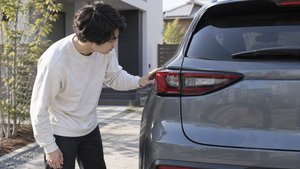 車両後部のブレーキランプを確認