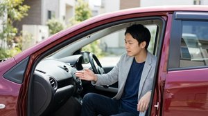 車内エアコンの吹き出し口から出る風を確認する様子