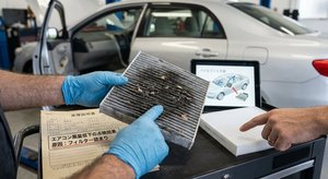 目詰まりしたエアコンフィルターと新品の比較点検