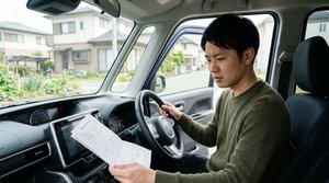 車内で確認する自動車税の納付書