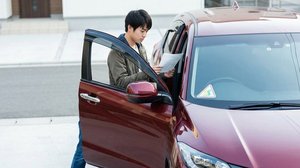 仮免許の詳細を確認している様子