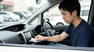車載器にETCカードを挿入する様子
