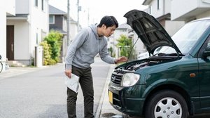 ボンネットを開けてエンジンルーム内を点検する様子