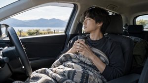 エンジンを止めた車内で車中泊の準備