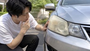 黄ばんだヘッドライトの状態を確認