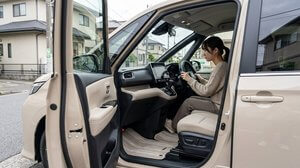 運転席のメーターパネル周辺の様子
