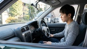 エンジン始動直後の排気煙とメーターの表示