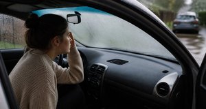 雨の日に白く曇った車のフロントガラス
