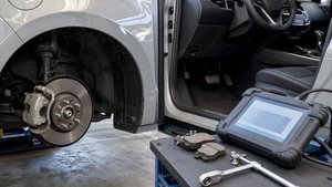 診断機を用いたブレーキディスクやパッドの点検・整備