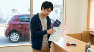 車検の受付窓口で提出する車検証などの必要書類