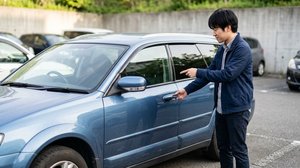 ドアノブにスマートキーを近づけて操作する様子