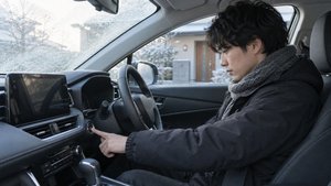 寒い朝にエンジンをかけようとする運転者