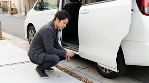 スライドドア下の異物を確認する様子