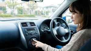 車のエアコンの内気循環・外気導入切り替えボタンの操作