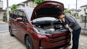 ボンネットを開けたエンジンルームの点検