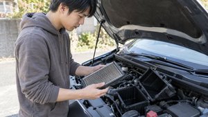 取り出したエンジン用エアフィルターを確認
