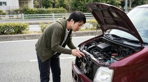 ボンネットを開けてエンジンルームを点検する様子