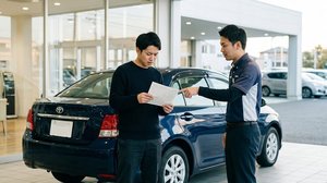 車両返却時に査定結果や追加精算の説明を受ける場面
