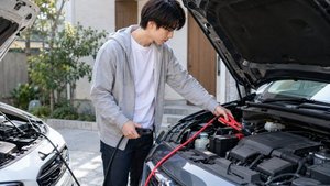 ジャンプスタートのケーブルをつなぐ前の確認