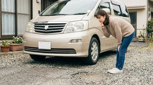 車の異音の発生場所を確認する様子
