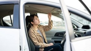 剥がれて垂れ下がった車の天井内張り