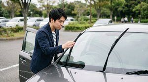 ワイパーブレードの状態を点検する様子