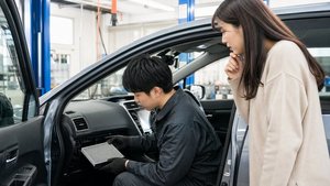 車のエアコンフィルターの点検・交換作業