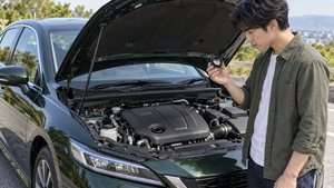 白い付着物があるオイルキャップを確認する運転者