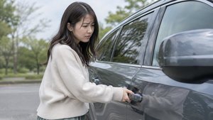 開かない車のドアノブを確認