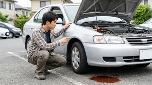 車両下部から漏れ出た赤色のパワステフルード