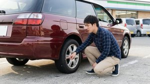 タイヤのパンクや傷を確認する様子