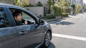 一時停止線の手前に停車した車