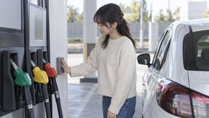 給油前に静電気除去パッドに触れる