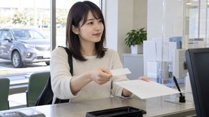 免許の返納手続きの書類を窓口へ提出