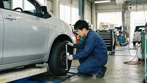 整備士によるホイールアライメントの測定作業