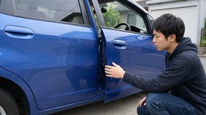 車のドアの隙間やヒンジのズレを確認する点検作業