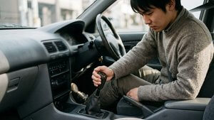 MT車の運転席でシフトレバーを操作する様子
