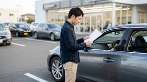 車の購入契約書を確認する場面