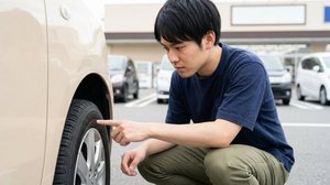 タイヤ側面のサイズ表記を確認する様子