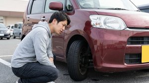 車の足回りやタイヤ周辺を点検する様子