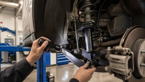 ショックアブソーバーなど足回り部品の点検作業