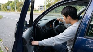 メーターパネルに警告灯が点灯した車内