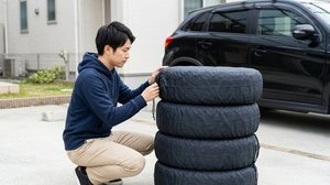 カバーを取り付けて平積みした保管タイヤ