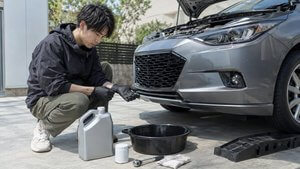 オイル交換の準備をする運転者