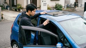 サンルーフ付近の水漏れ跡を点検する様子