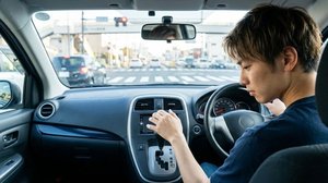 赤信号での停車中にシフトレバーを操作する様子