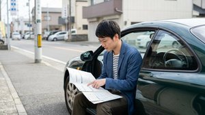 自動車保険の契約書類を確認する様子