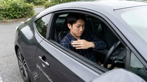 車内でクラクションの部品を点検する様子