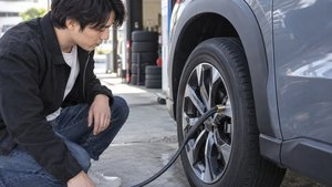 タイヤのバルブから充填を確認