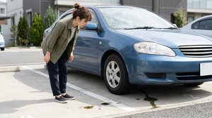 車両下部から地面に漏れ出たオイルの染み